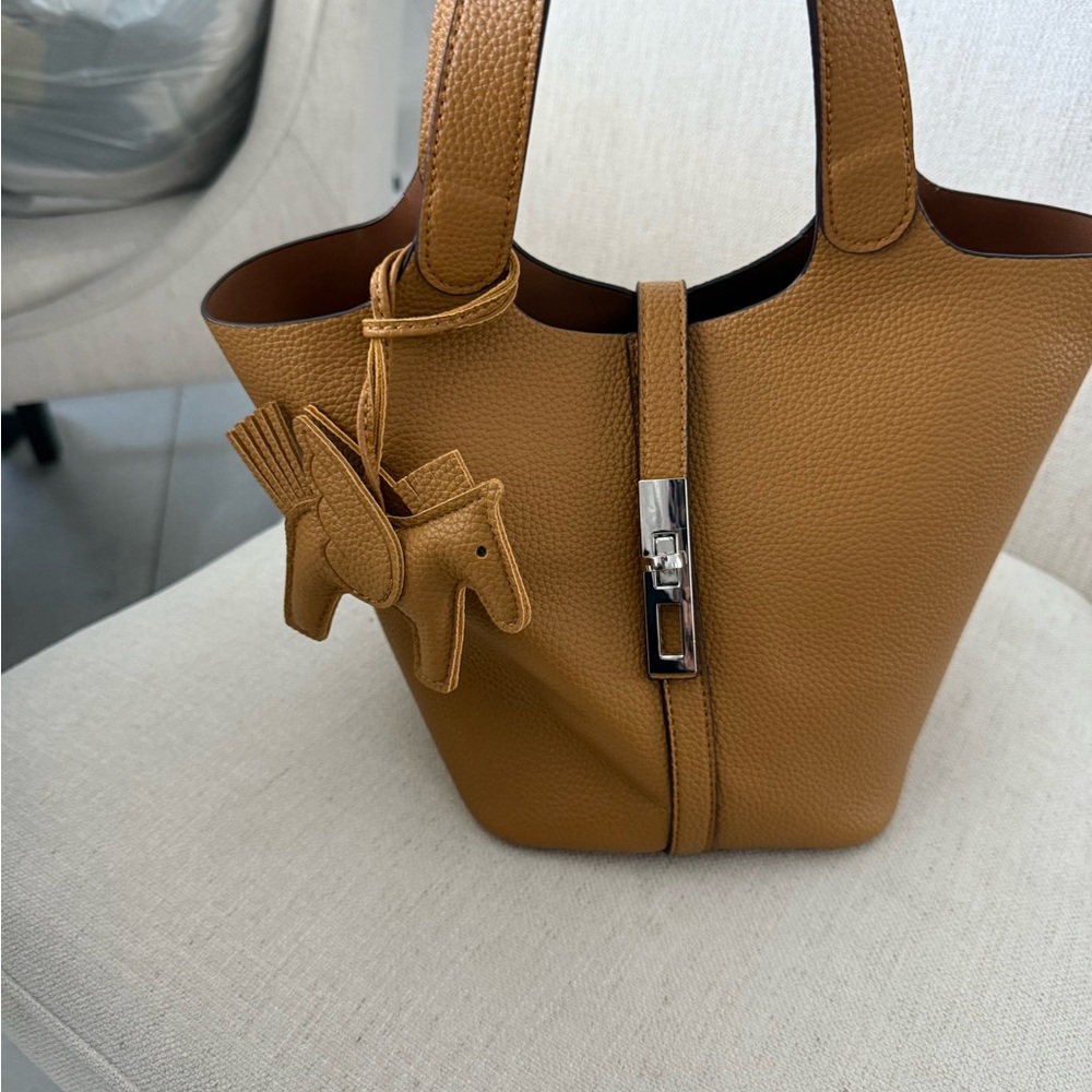 Chic Tan Leather Tote Bag